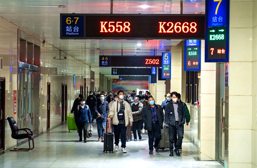 河南春运首趟列车凌晨从郑州站出发。董晨阳摄