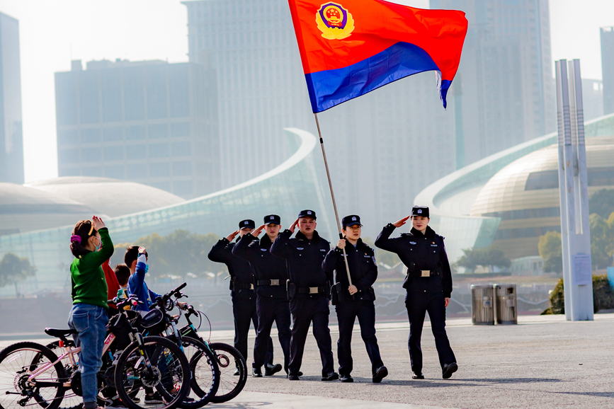 致敬警察节。郑州市公安局郑东新区分局供图
