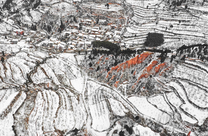 雪映丹霞，山村如画。聂金锋摄