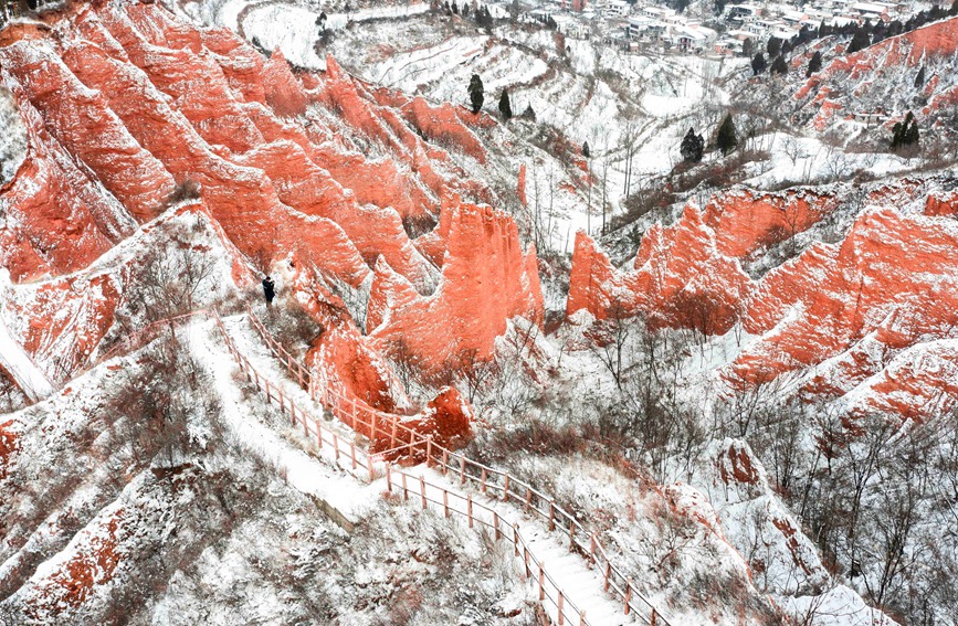雪映丹霞，山村如画。聂金锋摄