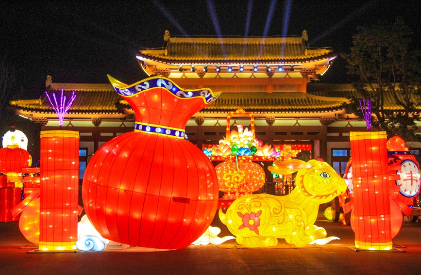 河南省南阳月季博览园内，张灯结彩，璀璨夺目。高嵩摄