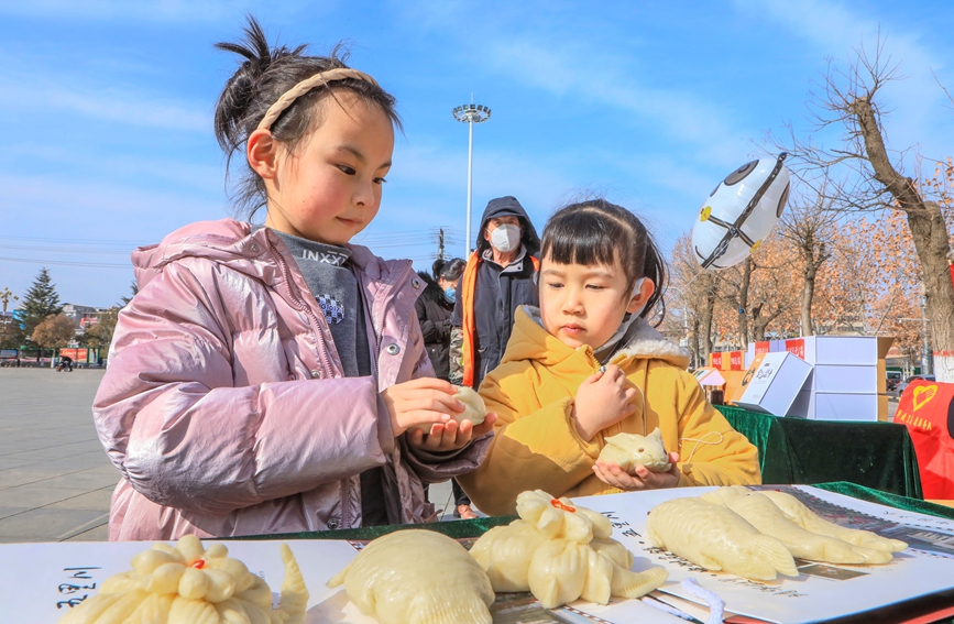 巧手點睛“玉兔”蒸出幸福年。聶金鋒攝