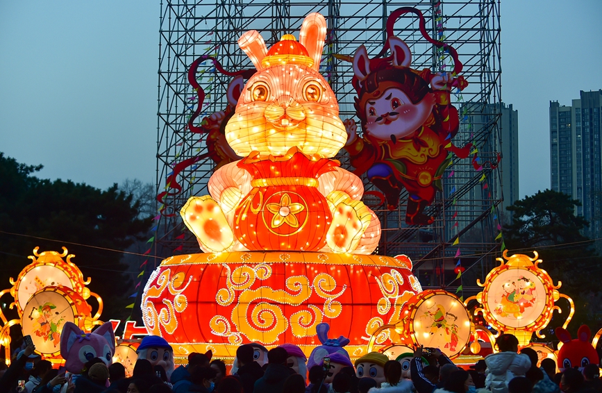 游客在洛阳市王城公园新春游园会上欣赏精致的兔造型灯展。黄政伟摄