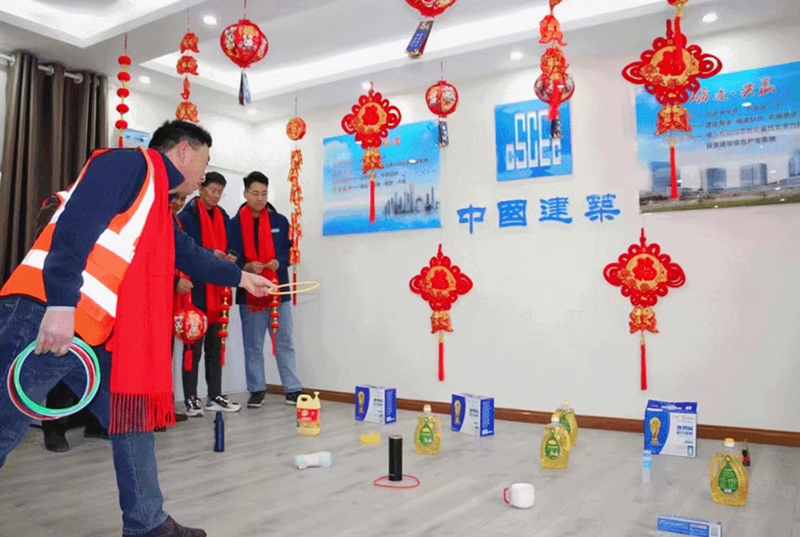 开展娱乐活动，丰富过节氛围。郑航摄
