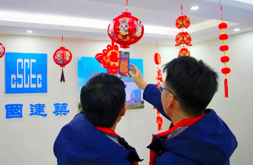 开展娱乐活动，丰富过节氛围。郑航摄