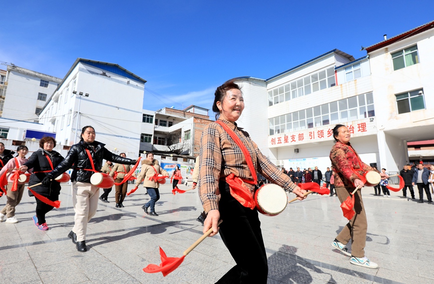 多彩民俗扮靓新春。聂金锋摄