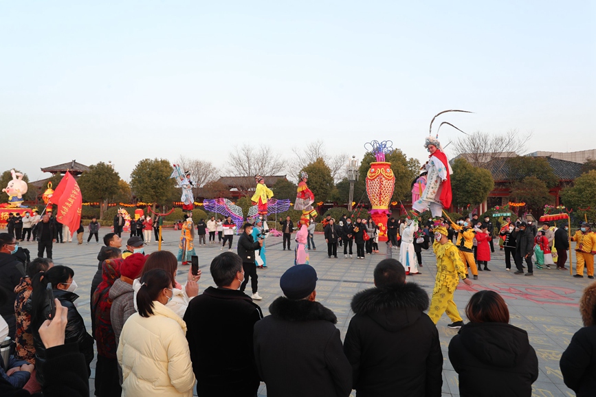 民间艺人在表演肘歌。李恒摄