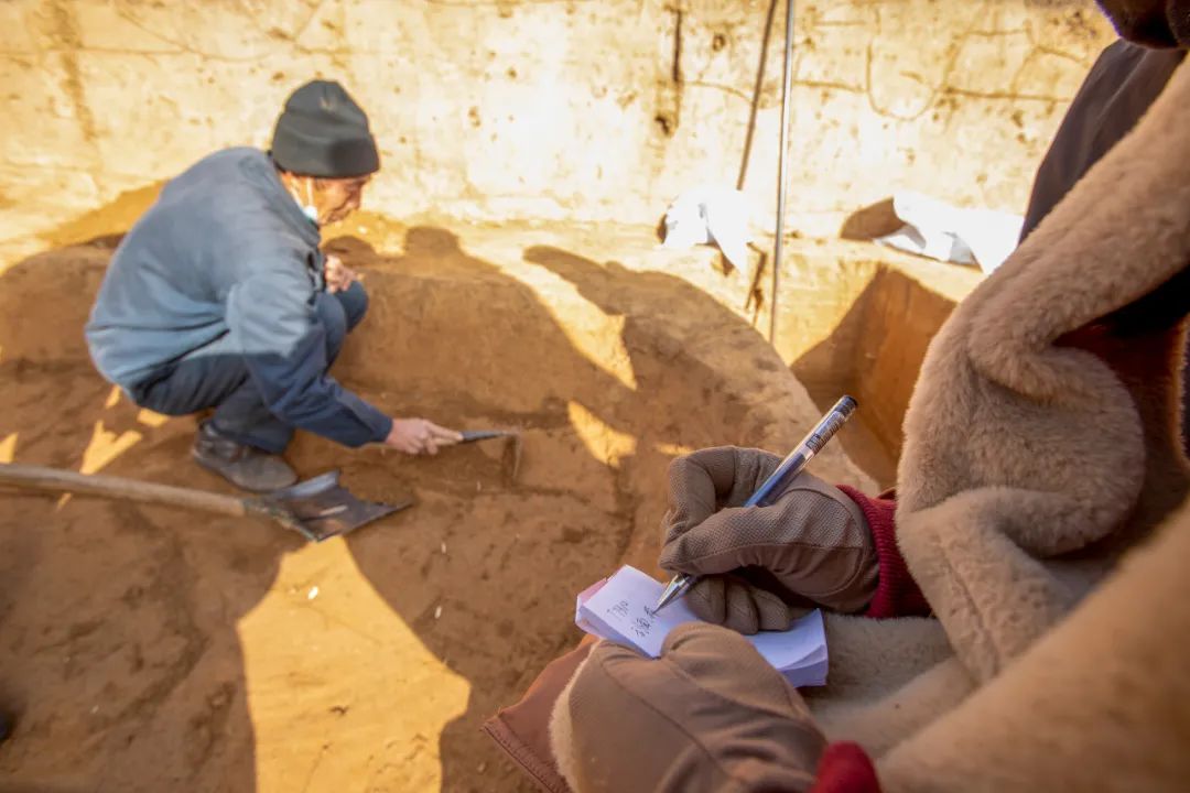 殷墟王陵区东部考古发掘现场工作人员记录发掘情况。麻翛然 摄
