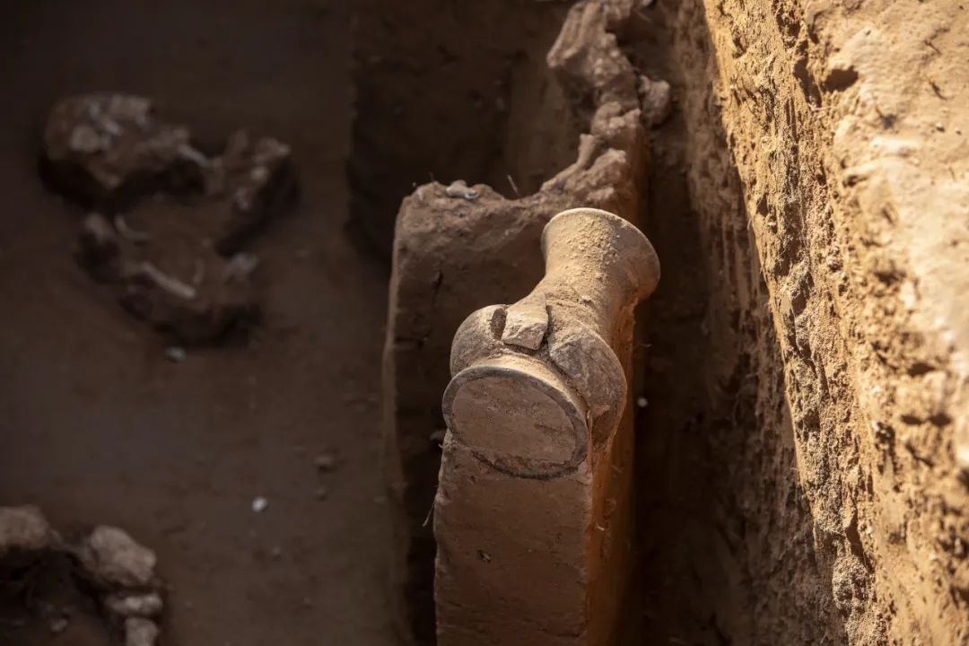 祭祀坑内发掘出的商代陶器。麻翛然 摄