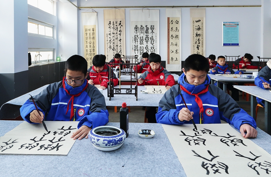 课堂上，同学们练习书写甲骨文。牛文堂摄