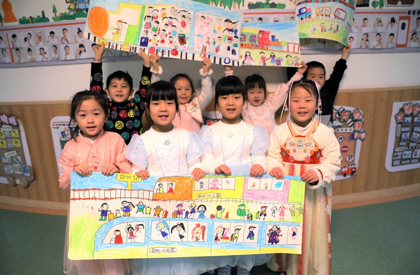 郑州铁路幼儿园开学第一天，老师们同小朋友一起用画笔勾勒出对新一年的美好祝愿。许伟摄
