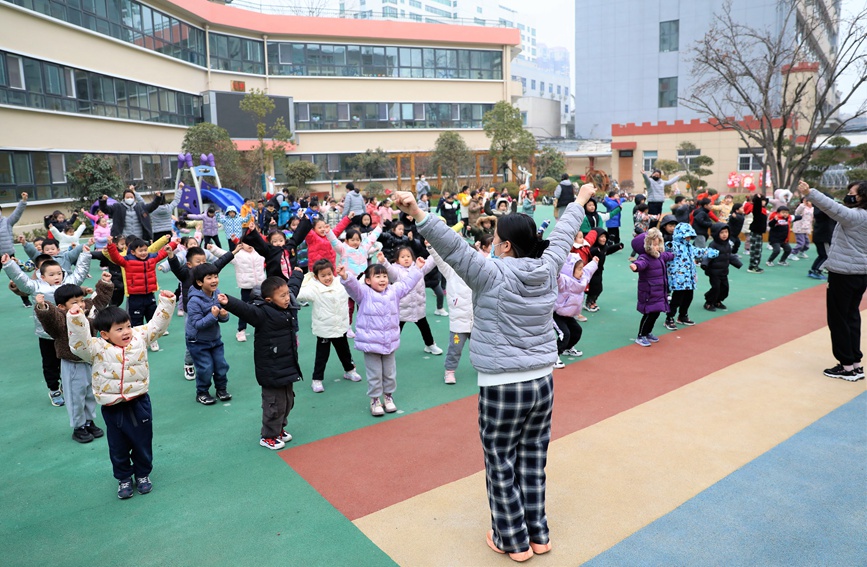 郑州铁路幼儿园开学第一天，老师们同小朋友在操场上进行游戏。许伟摄