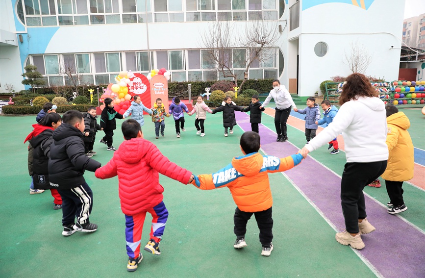 郑州铁路幼儿园开学第一天，老师们同小朋友在操场上进行着游戏。许伟摄