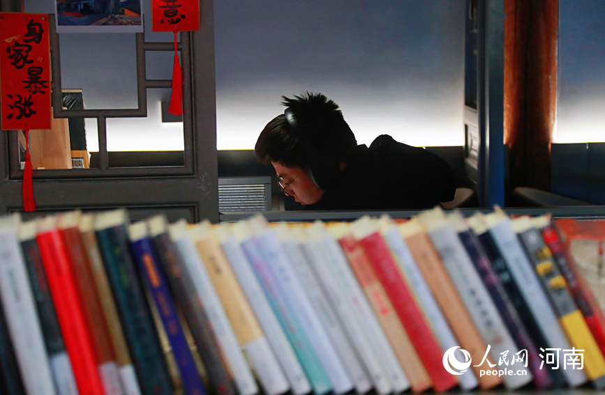 市民、游客在城市书房阅读。人民网霍亚平摄
