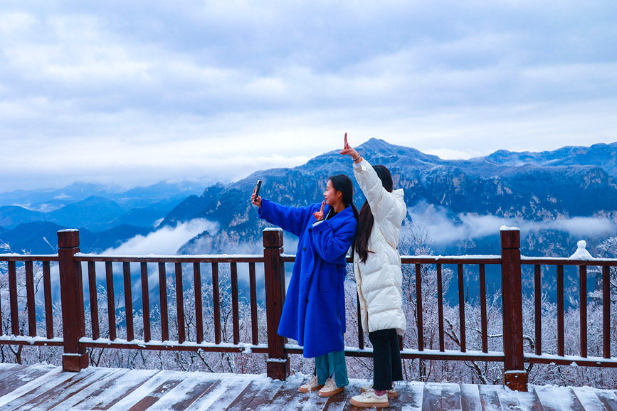 游客在雲台山景區拍照打卡。徐萌毅攝