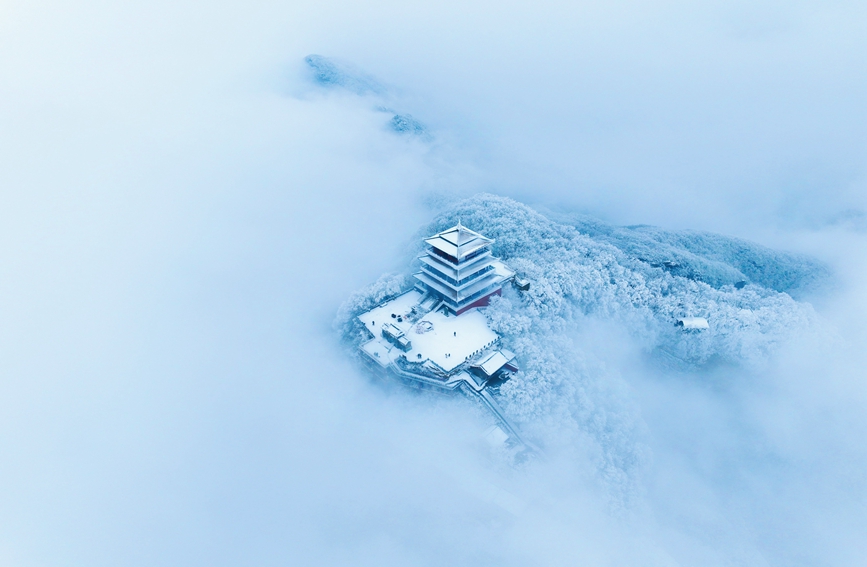 春雪美景引人入胜。程芳摄