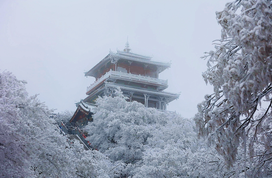 春雪美景引人入胜。程芳摄