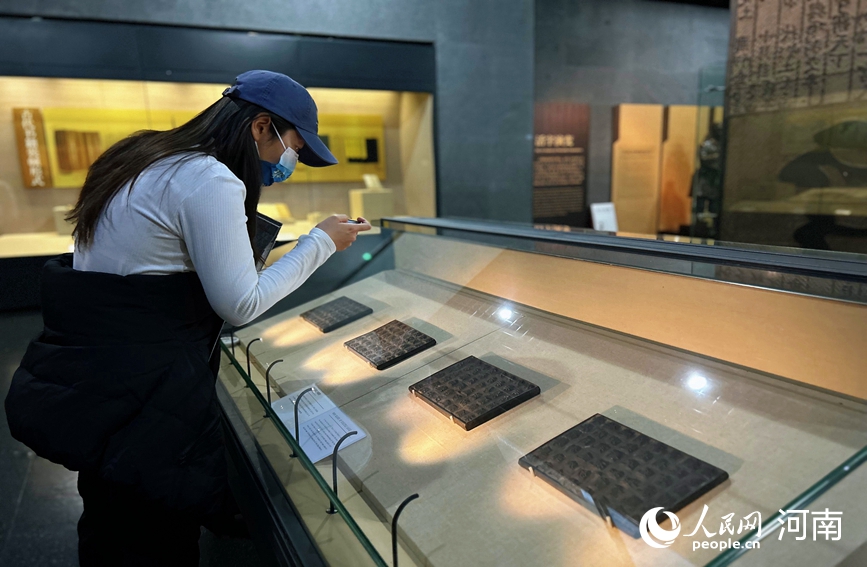 中国文字博物馆内，游客在参观。人民网 霍亚平摄