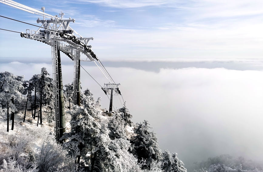 春雪尧山入画来。赵万宝摄