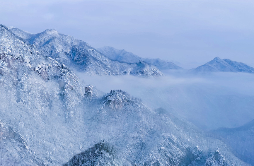 春雪尧山入画来。赵万宝摄