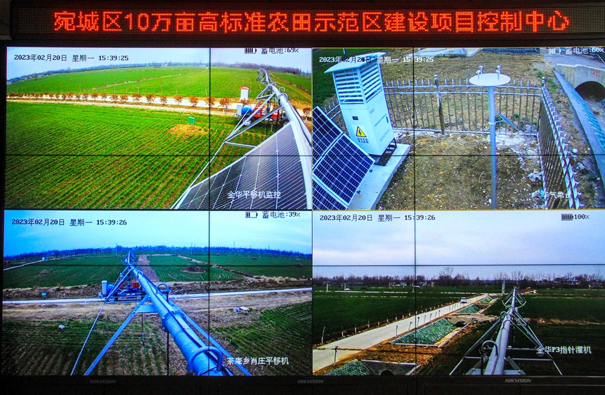 高标准农田示范区建设项目控制中心，24小时监控田间视频画面。高嵩摄