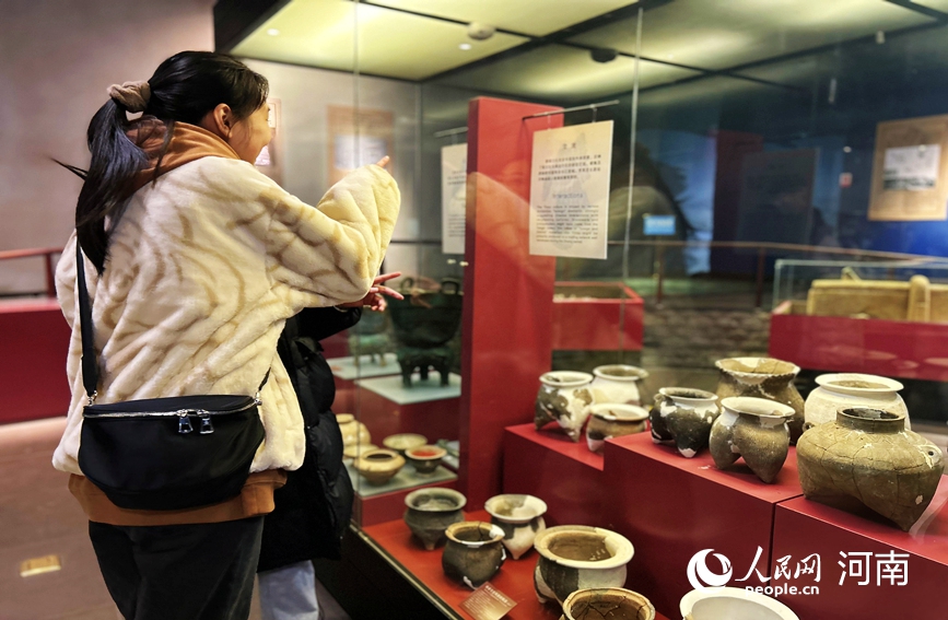 游客在殷墟博物馆参观。人民网 霍亚平摄 