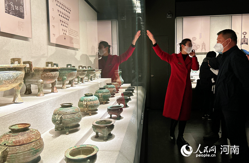 游客在河南博物院参观。人民网 霍亚平摄 