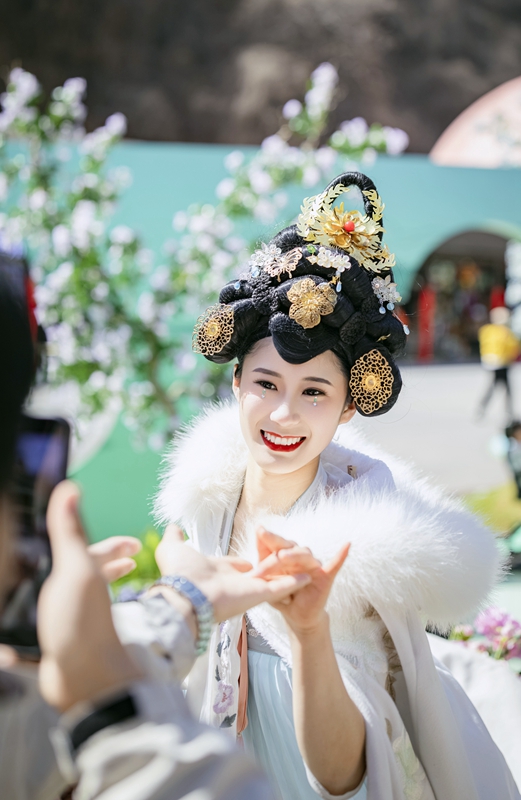 百花盛开迎客来。段超摄