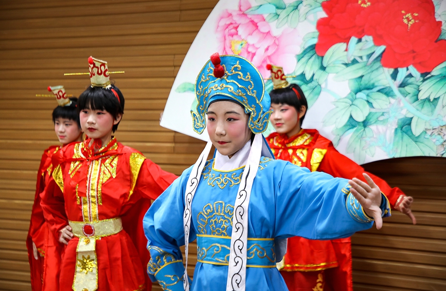 河南省安阳市第十中学戏曲文化传承教育课堂上，学生表演豫剧《花木兰》。麻翛然摄