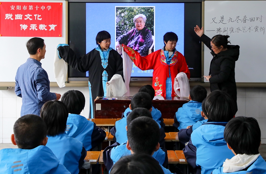 河南省安阳市第十中学戏曲文化传承教育课上，老师指导戏曲动作。麻翛然摄