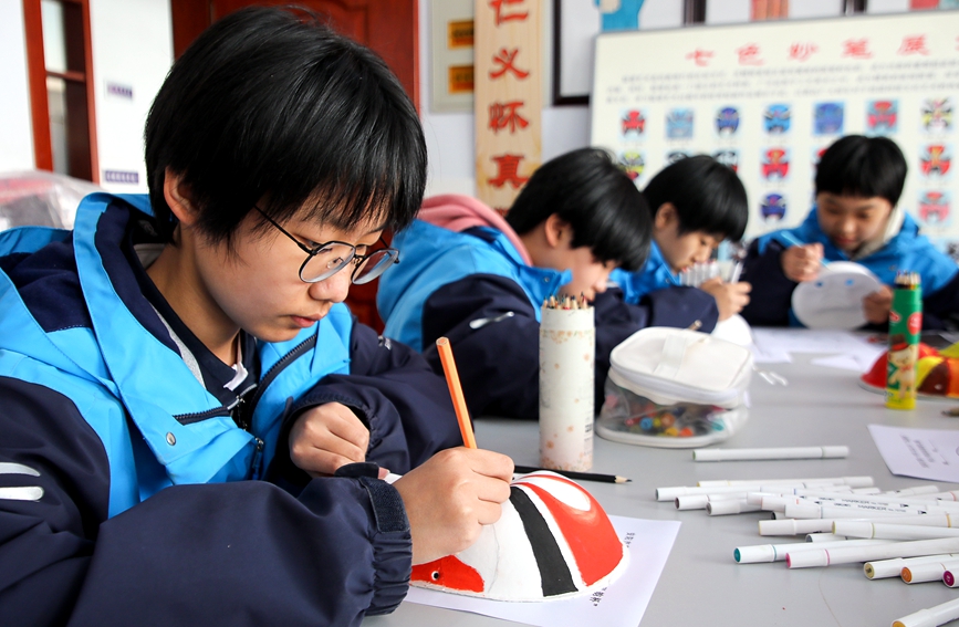河南省安阳市第十中学戏曲文化传承教育课上，学生绘画戏曲脸谱。麻翛然摄