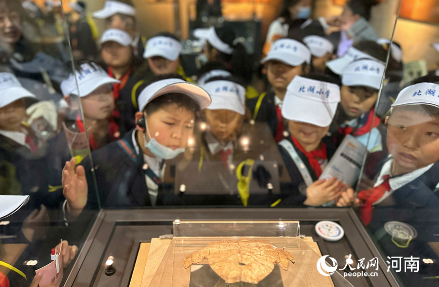 學生們在中國文字博物館內參觀。人民網 霍亞平攝