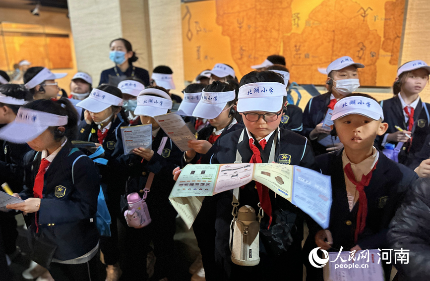 学生们在中国文字博物馆内参观。人民网 霍亚平摄