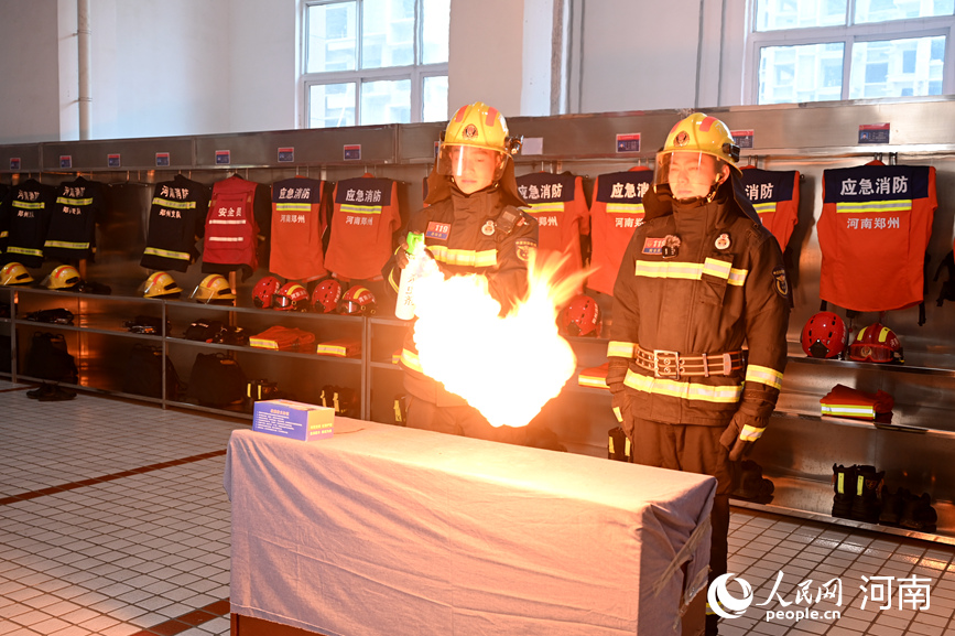 5月11日，河南省中牟縣消防救援大隊的宣傳人員在做殺虫劑遇明火燃燒實驗，並通過平台直播。人民網記者王玉興攝