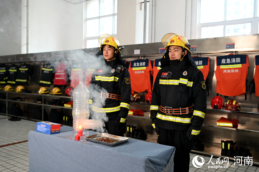 5月11日，河南省中牟縣消防救援大隊的宣傳人員在做煙囪效應實驗，並通過平台直播。人民網記者王玉興攝