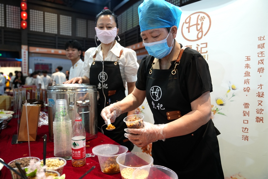 现场群众品尝美食。史帅摄