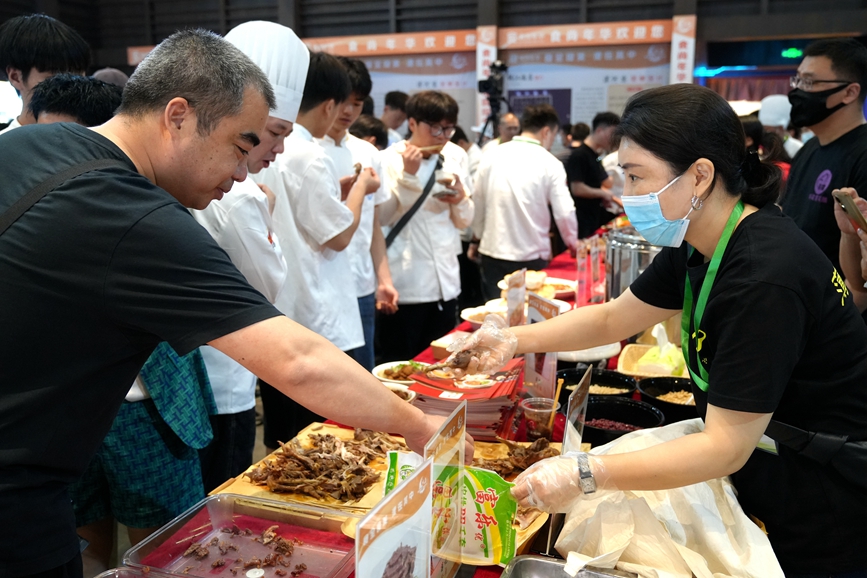 现场群众品尝美食。史帅摄