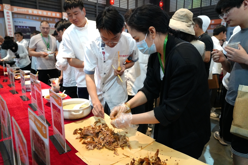 现场群众品尝美食。史帅摄