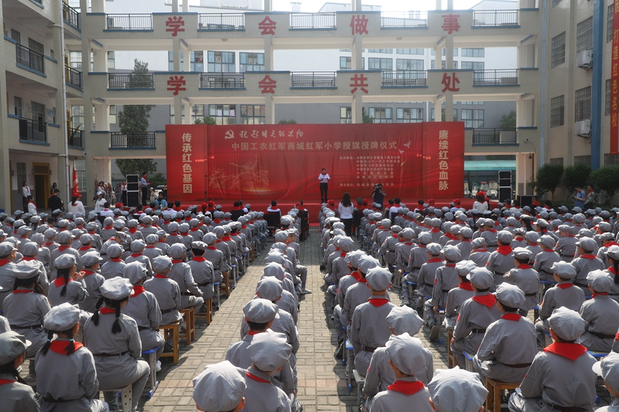 授旗授牌仪式现场。罗玉兰摄