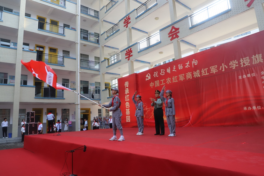 授予红旗。罗玉兰摄