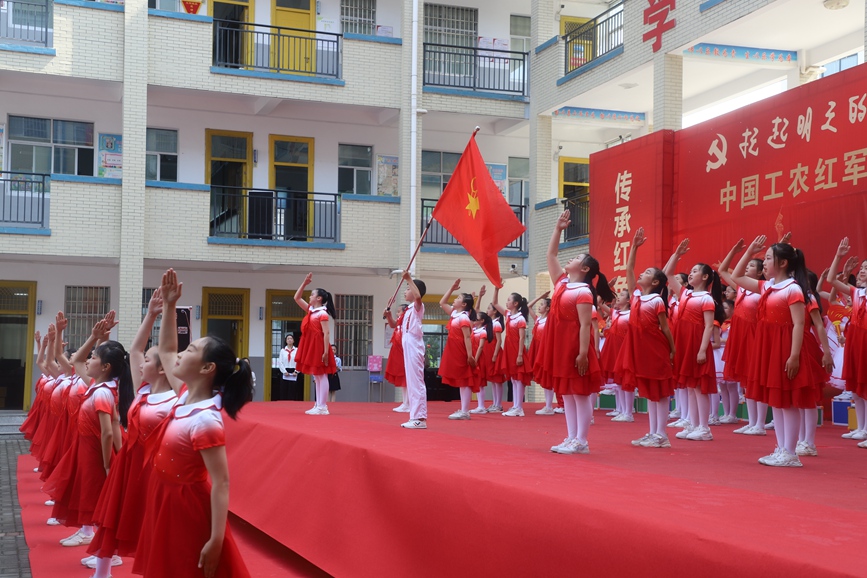 中国工农红军商城县红军小学授旗授牌仪式举行。罗玉兰摄