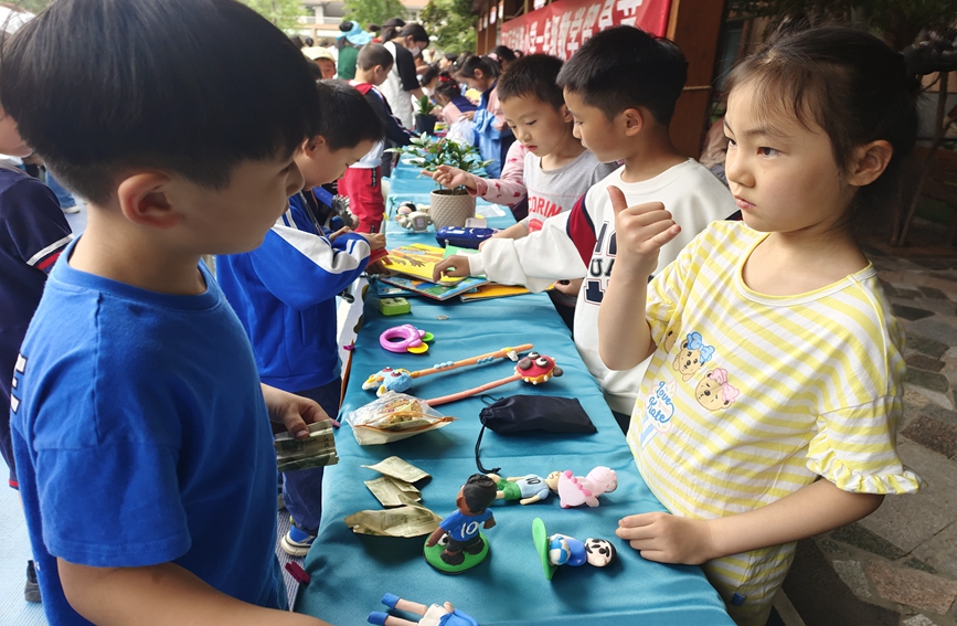 西工区芳林路小学学生在数学贸易节活动中进行自由贸易