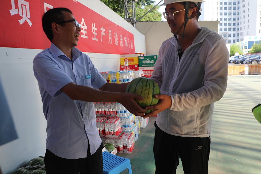 发放慰问品。