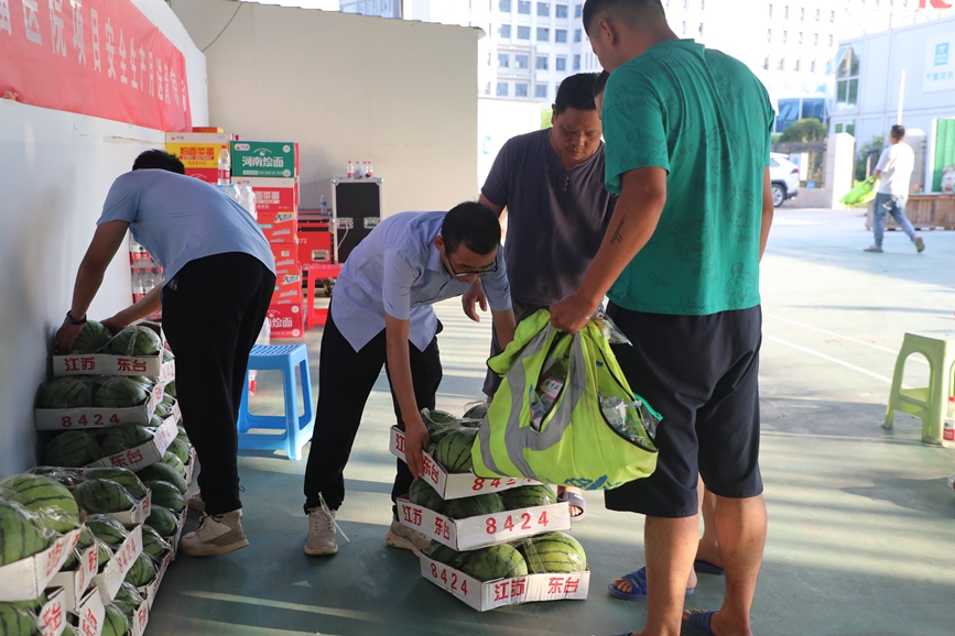 发放慰问品。