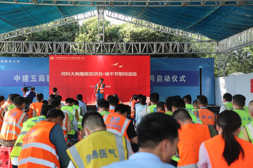 工友表演。