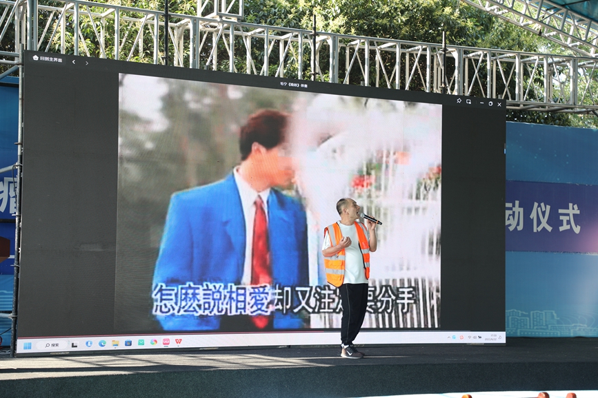 工友表演。