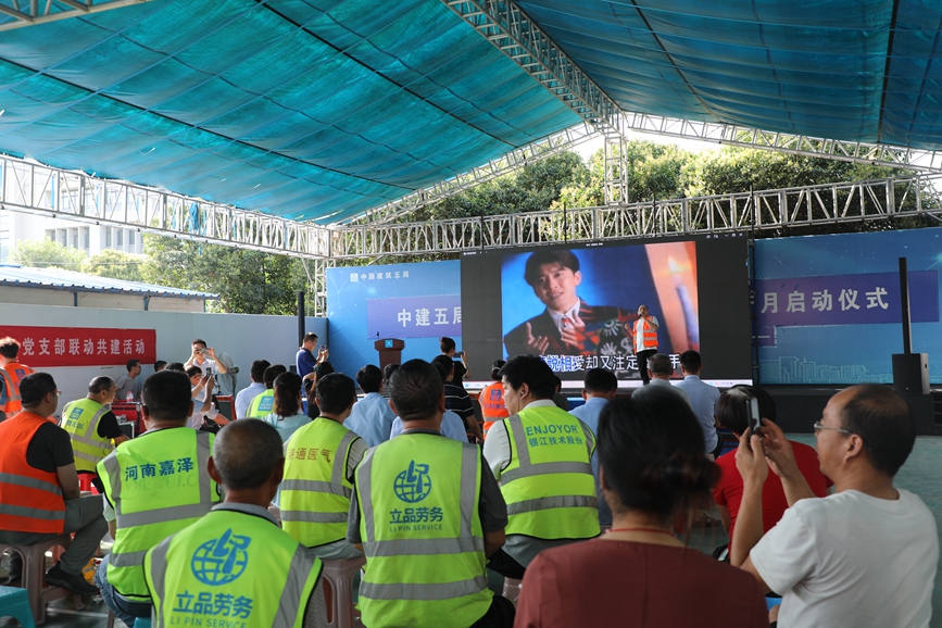 工友表演。