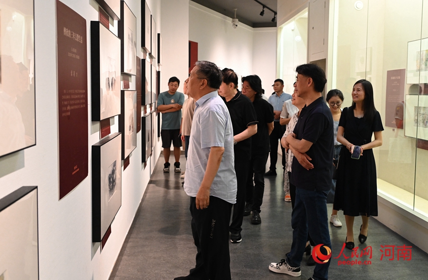 与会嘉宾参观展览。人民网记者 王玉兴摄