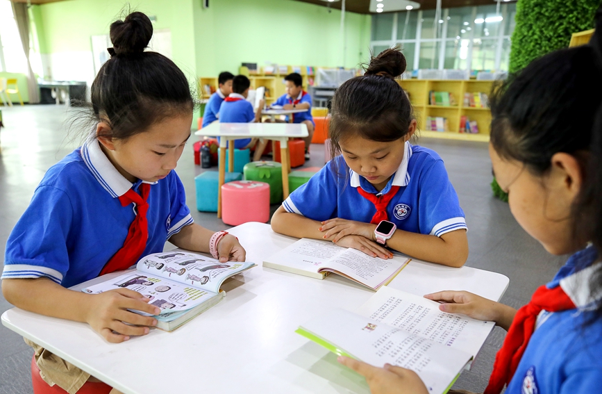 7月13日，安陽市高新區銀杏南校圖書館暑期開放，學生正在安靜讀書。麻翛然攝 