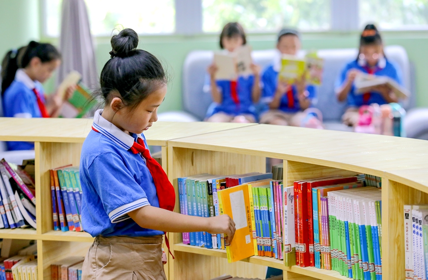 7月13日，安陽市高新區銀杏南校圖書館暑期開放，學生正在安靜讀書。麻翛然攝 